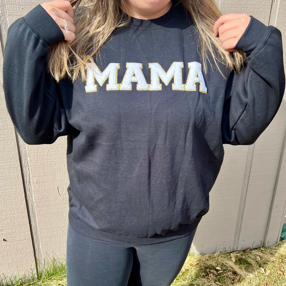 MAMA Gilden crewneck white puffed letters